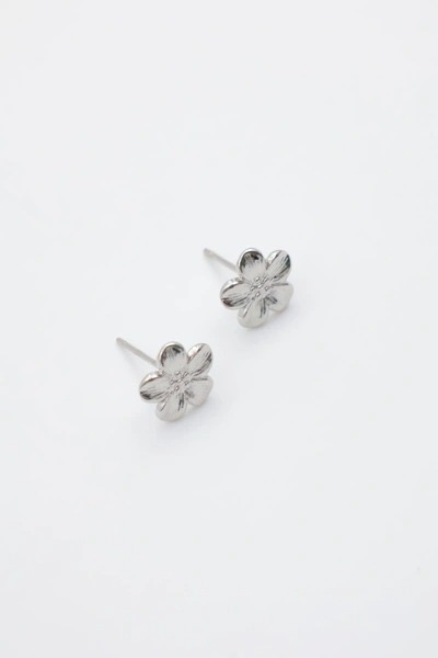 Boucles d'oreilles puces fleurs dorées – Image 2