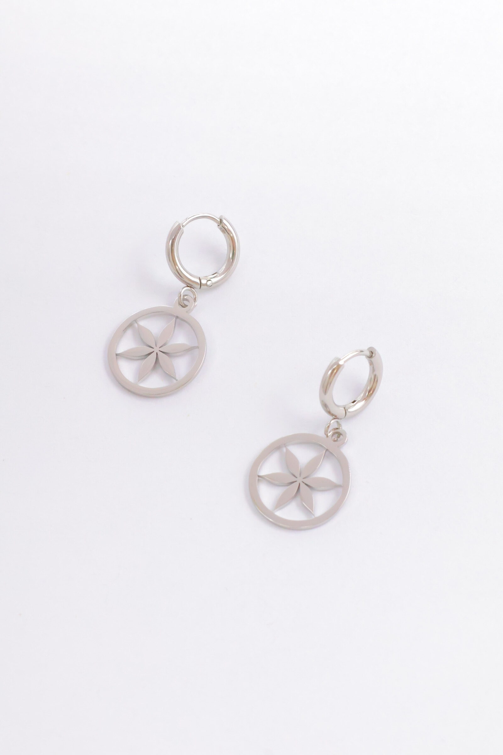 Boucles d'oreilles créoles pendantes médaillon fleur dorée 6 pétales – Image 2