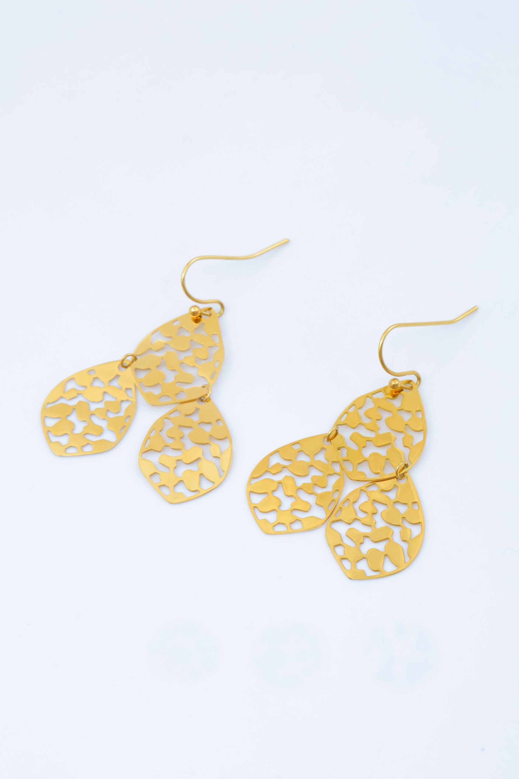 Boucles d'oreilles pendantes double goutte argentée ajourée – Image 2