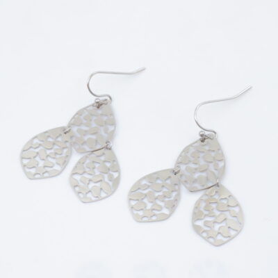 Boucles d&rsquo;oreilles pendantes double goutte argentée ajourée