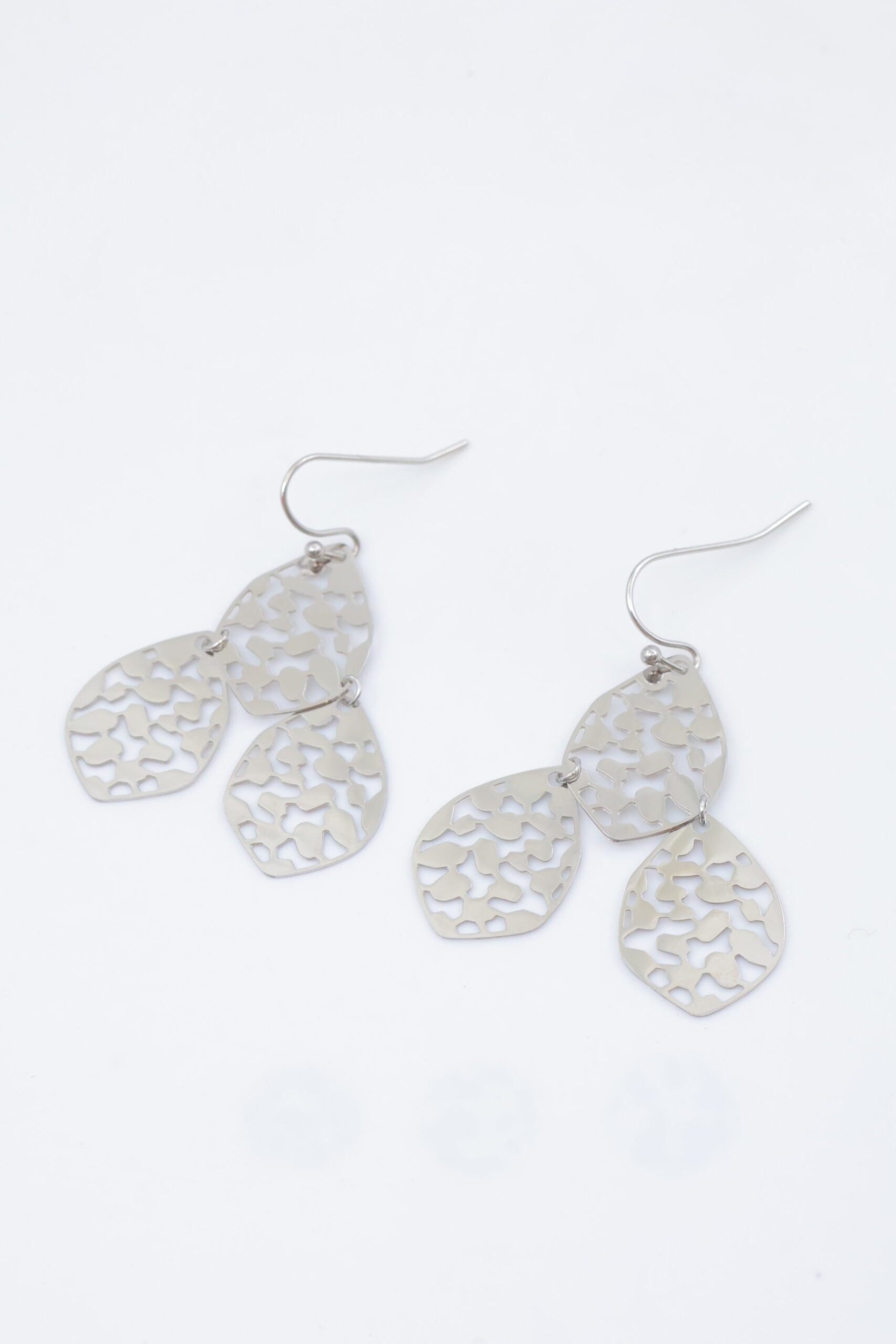 Boucles d'oreilles pendantes double goutte argentée ajourée