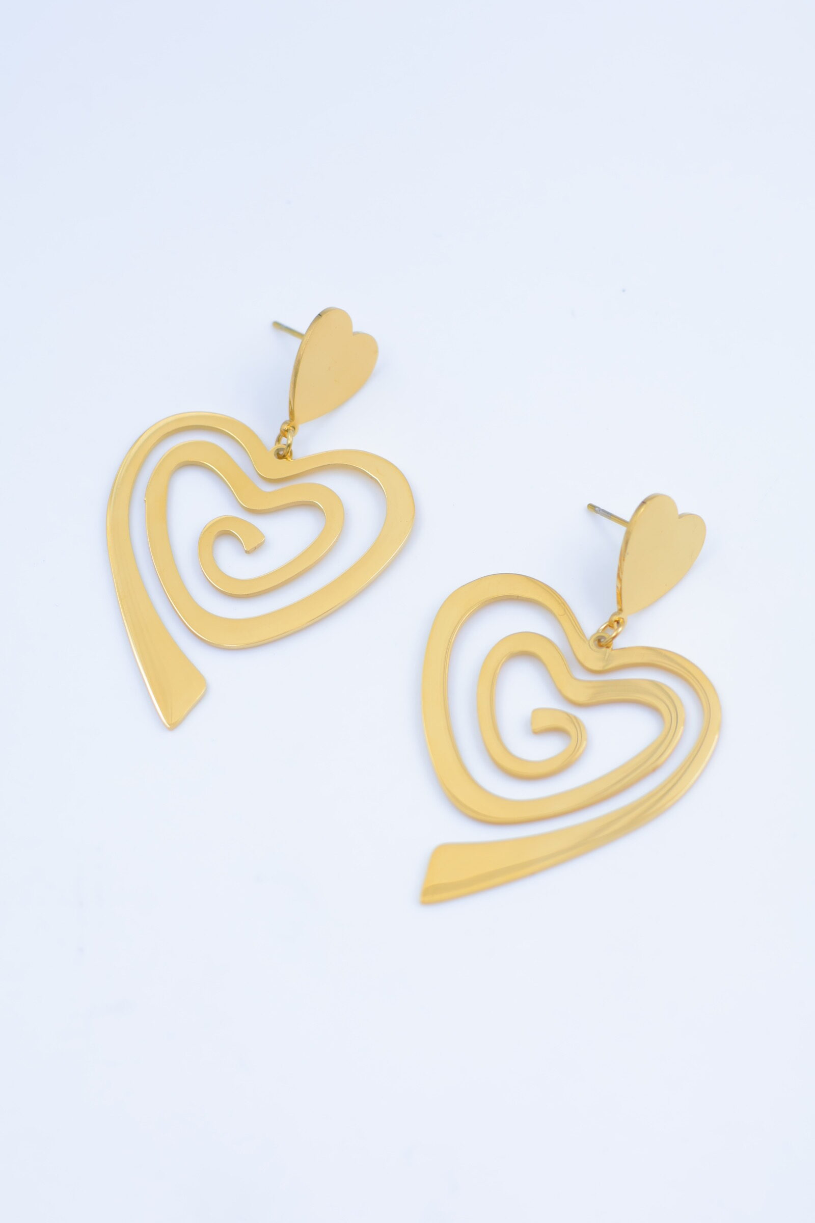 Boucles d'oreilles pendantes cœurs spirale argentées et dorées – Image 2