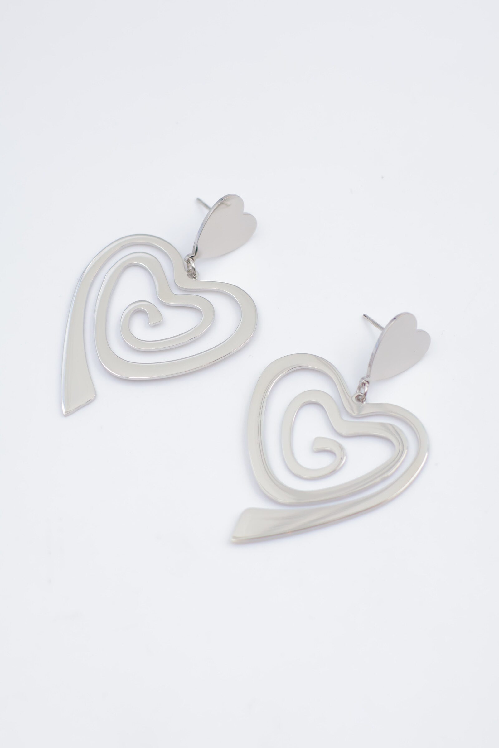 Boucles d'oreilles pendantes cœurs spirale argentées et dorées – Image 3