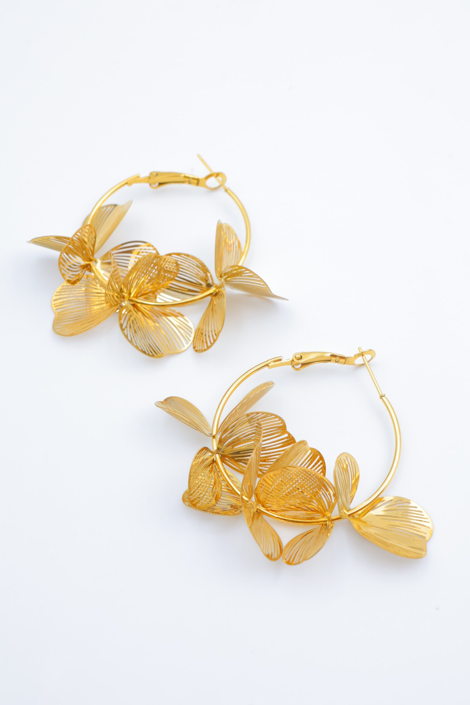 Boucles d'oreilles créoles fleurs botaniques dorées et argentées – Image 3