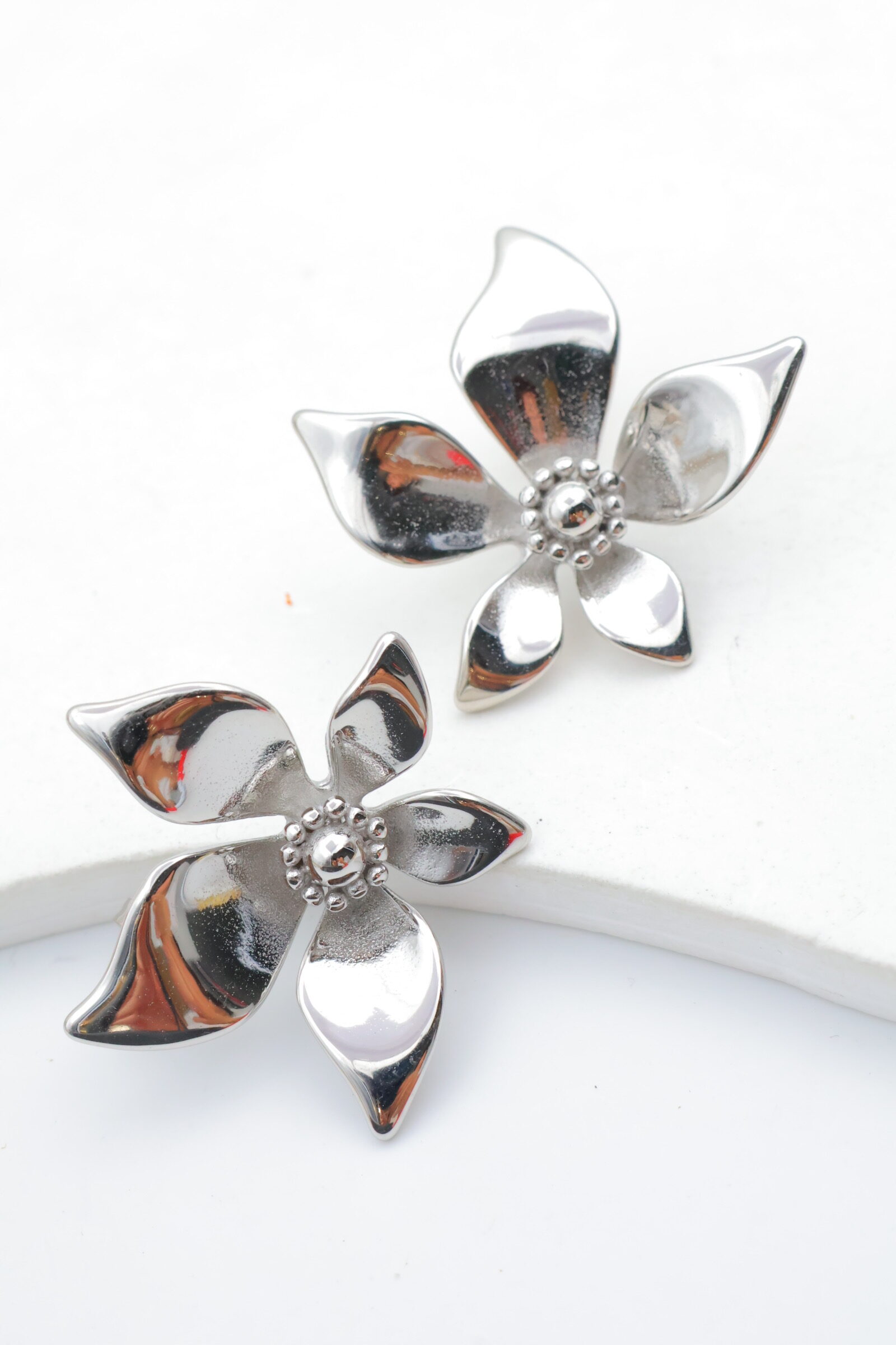 Boucles d'oreilles puces marguerite – Image 2