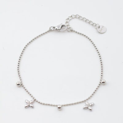 Bracelet fin – Charms floraux élégants