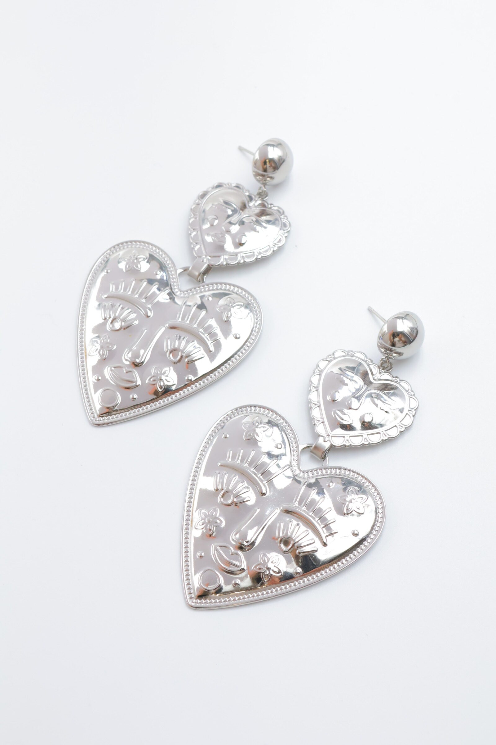 Boucles d'oreilles pendantes double cœurs dorés gravés ✨ – Image 2