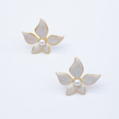 🌸 Boucles d’Oreilles Fleur Émail & Perle – Élégance Printanière