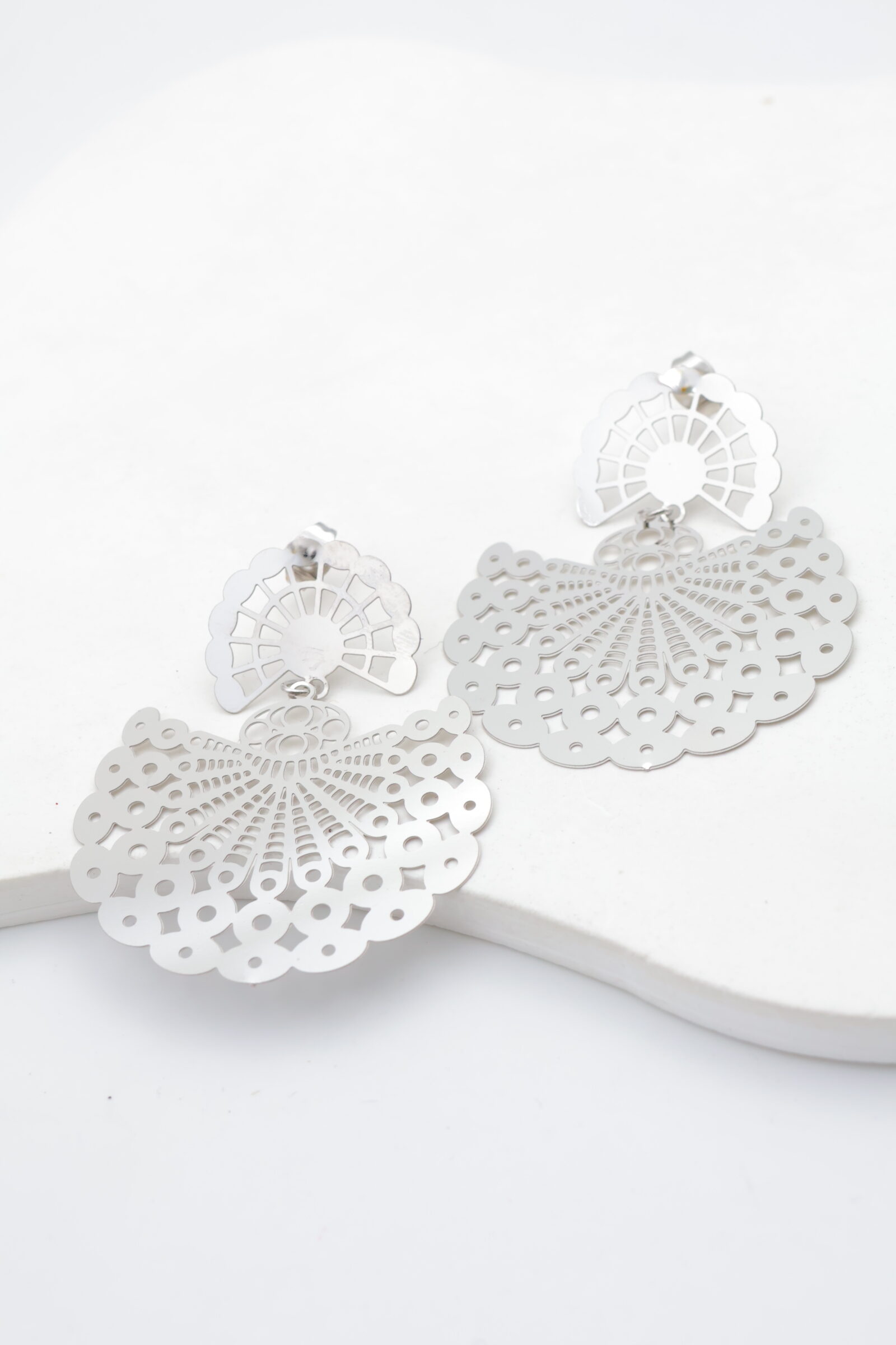 Boucles d’oreilles éventail – design ajouré en doré ou argenté – Image 2