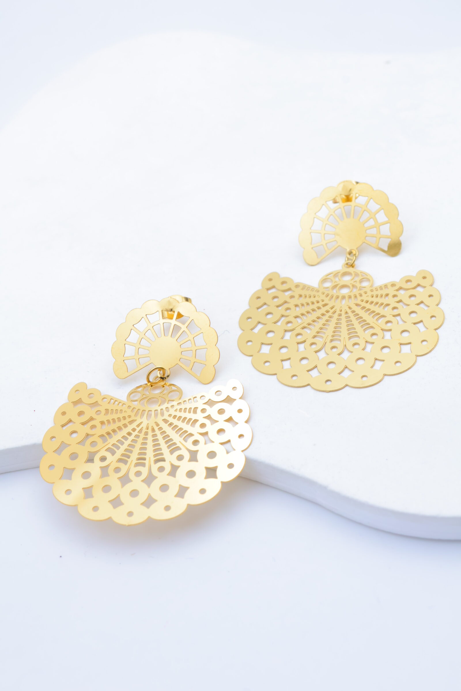 Boucles d’oreilles éventail – design ajouré en doré ou argenté